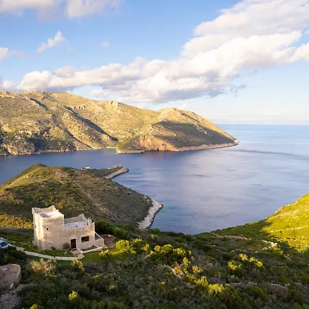 Taenarioum Antico - Mani Stone Tower With Sea View